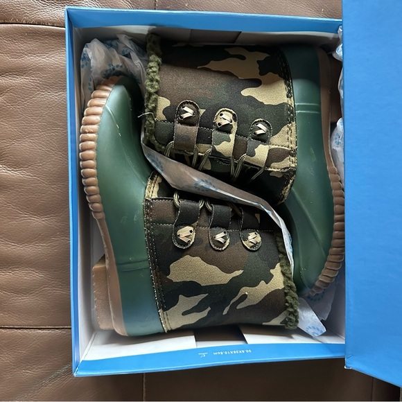 Duck Boots Size 7 Women’s Medium - Picture 4 of 4